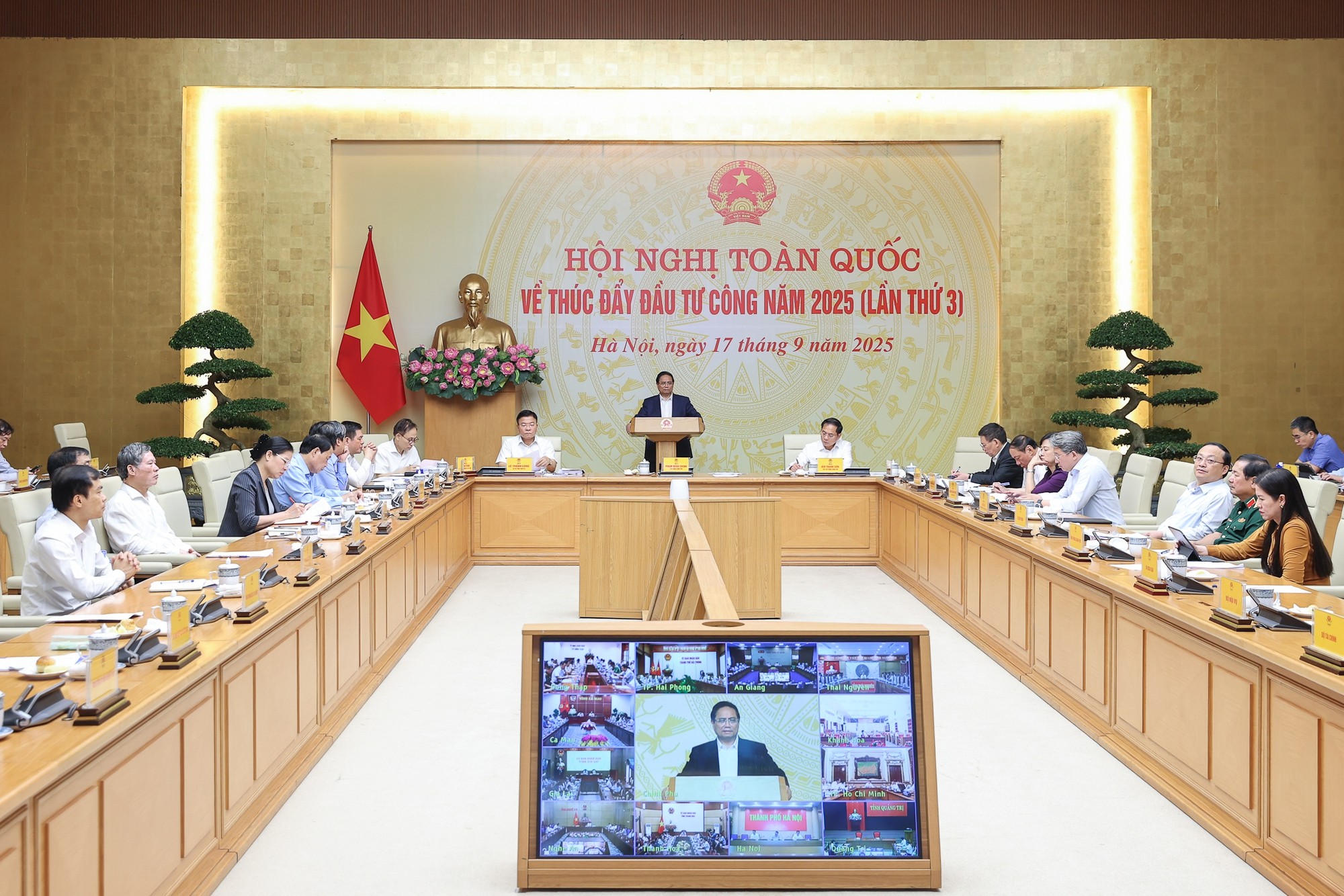Thủ tướng Phạm Minh Chính và các Phó Thủ tướng Chính phủ chủ trì Hội nghị toàn quốc thúc đẩy đầu tư công năm 2025 (lần thứ 3) - Ảnh: VGP/Nhật Bắc. img1583-17580881602961007413972.jpg
