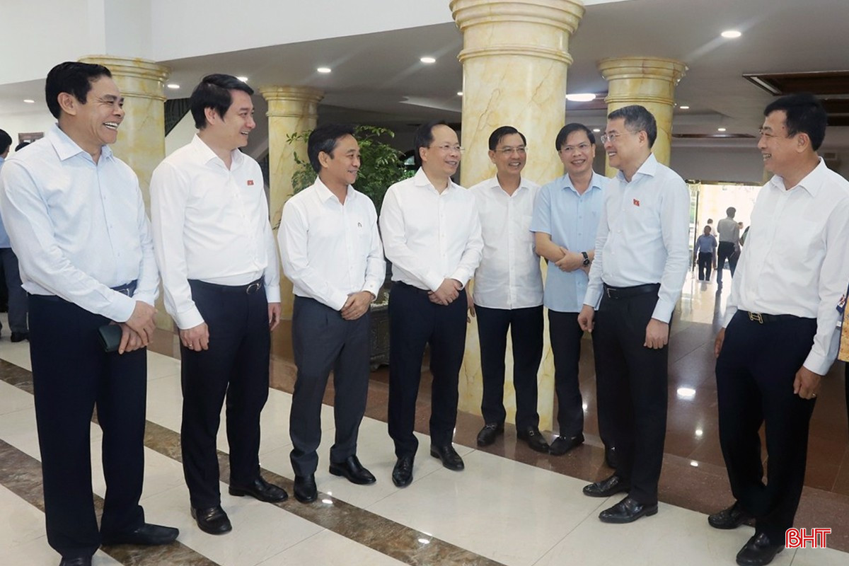 Trưởng ban Tổ chức Trung ương Lê Minh Hưng trao đổi với lãnh đạo tỉnh Hà Tĩnh và đại biểu bên lề cuộc tiếp xúc cử tri ngày 21/7/2025. bqbht_br_img-7416.jpg