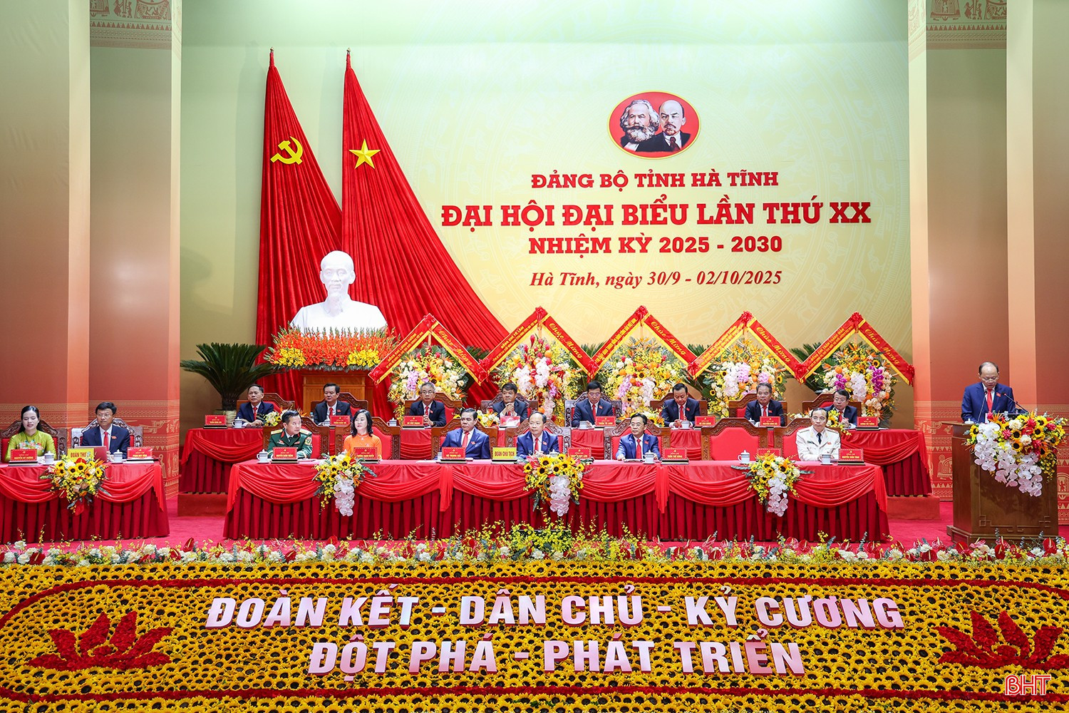 Đoàn Chủ tịch và Đoàn Thư ký Đại hội. bqbht_br_doan-chu-tich.jpg