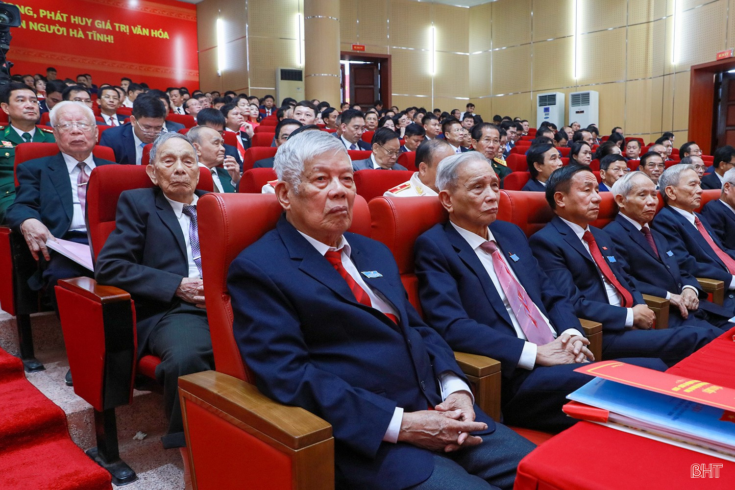 Các đồng chí nguyên lãnh đạo tỉnh tham dự Đại hội. bqbht_br_dai-bieu-lao-thanh.jpg