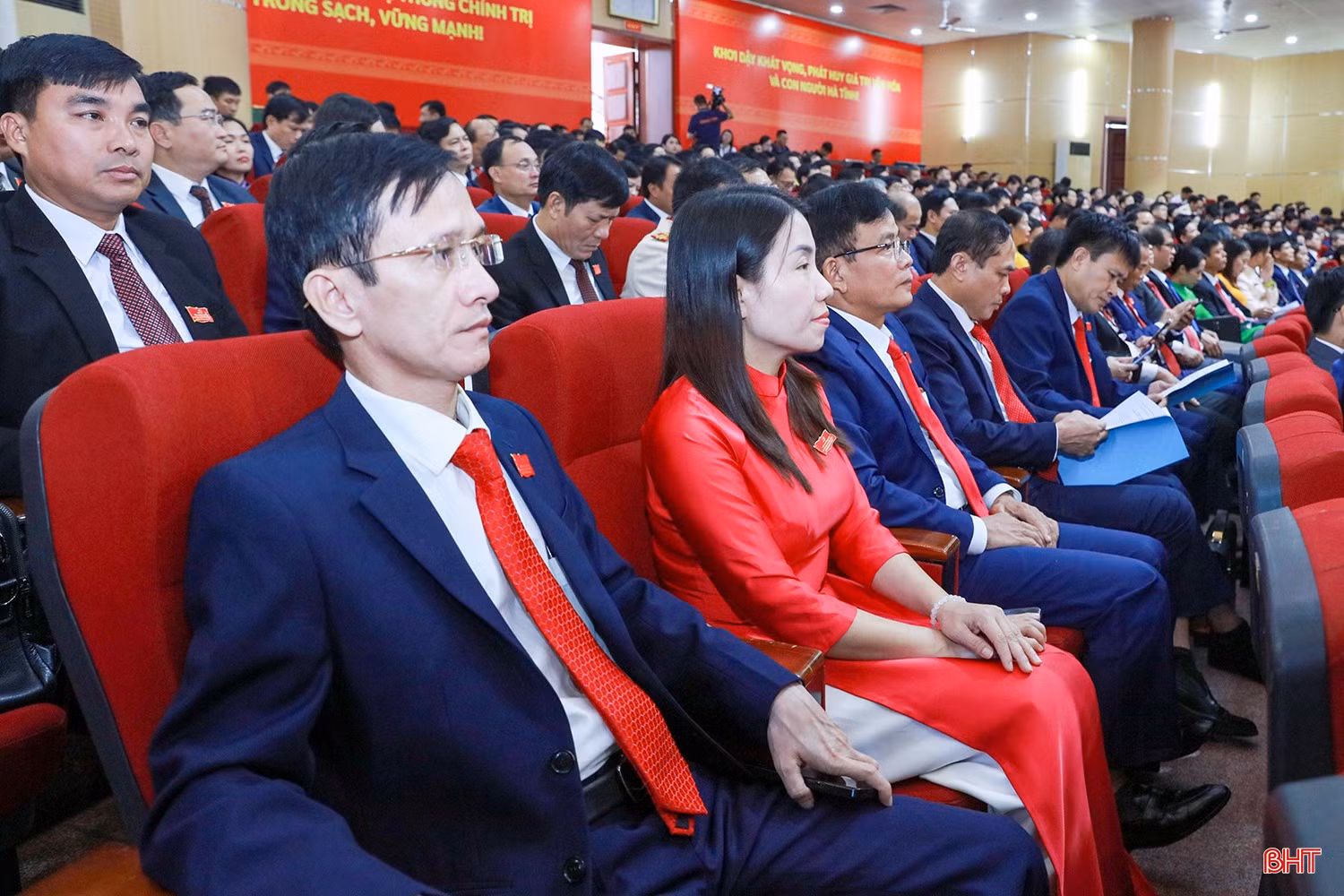 Đại biểu theo dõi Đại hội.