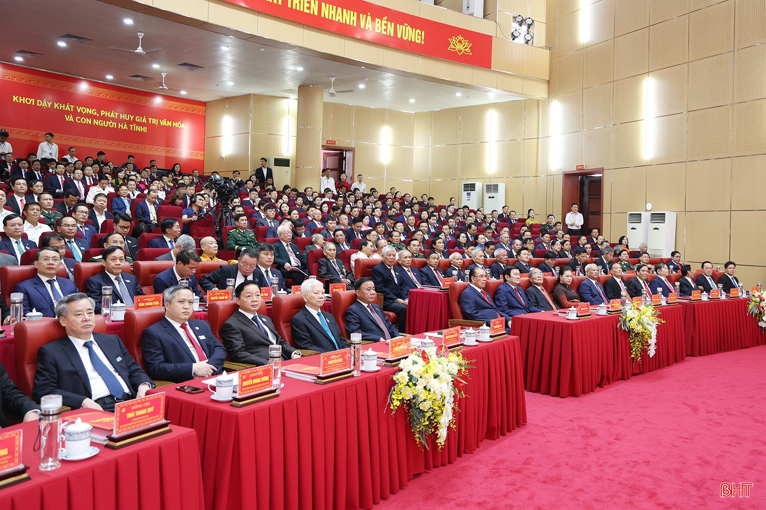 Các đồng chí lãnh đạo, nguyên lãnh đạo Đảng, Nhà nước và đại biểu dự Đại hội. bqbht_br_dai-bieu.jpg