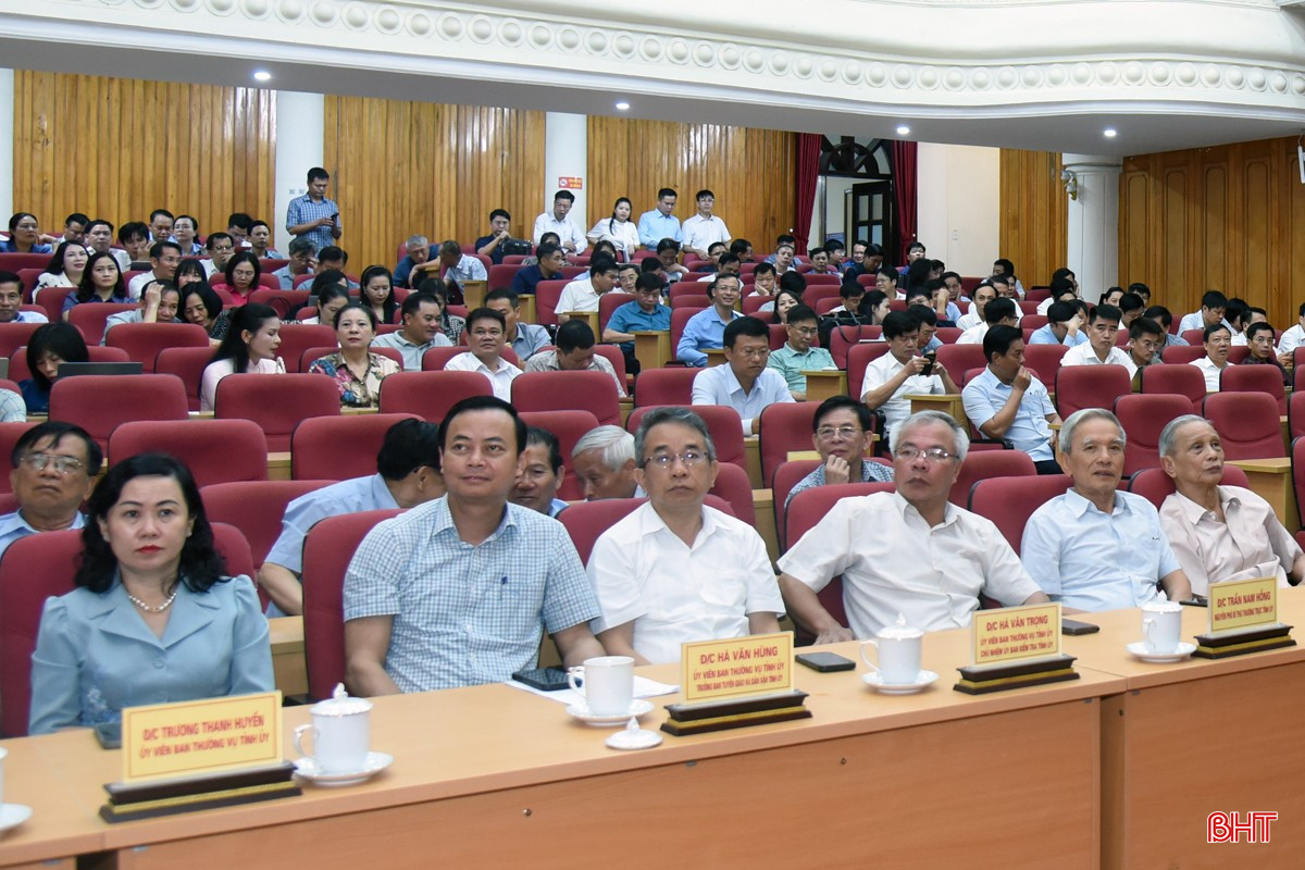 Các đồng chí lãnh đạo tỉnh, nguyên lãnh đạo tỉnh tham dự tại điểm cầu UBND tỉnh. bqbht_br_dsc-8360.jpg