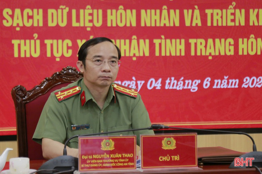 Đại tá Nguyễn Xuân Thao - Giám đốc Công an tỉnh điều hành tại điểm cầu Công an tỉnh Hà Tĩnh. bqbht_br_dong-chi-dai-ta-nguyen-xuan-thao-giam-doc-cong-an-tinh-chu-tri-hoi-nghi.jpg