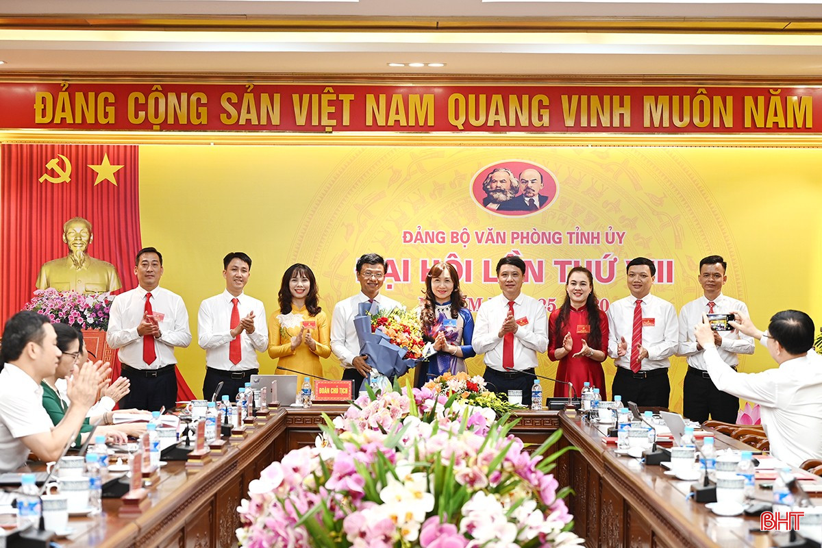 Lãnh đạo Đảng ủy Các cơ quan Đảng tỉnh tặng hoa chúc mừng Ban Chấp hành nhiệm kỳ mới. bqbht_br_dsc-5849-copy.jpg