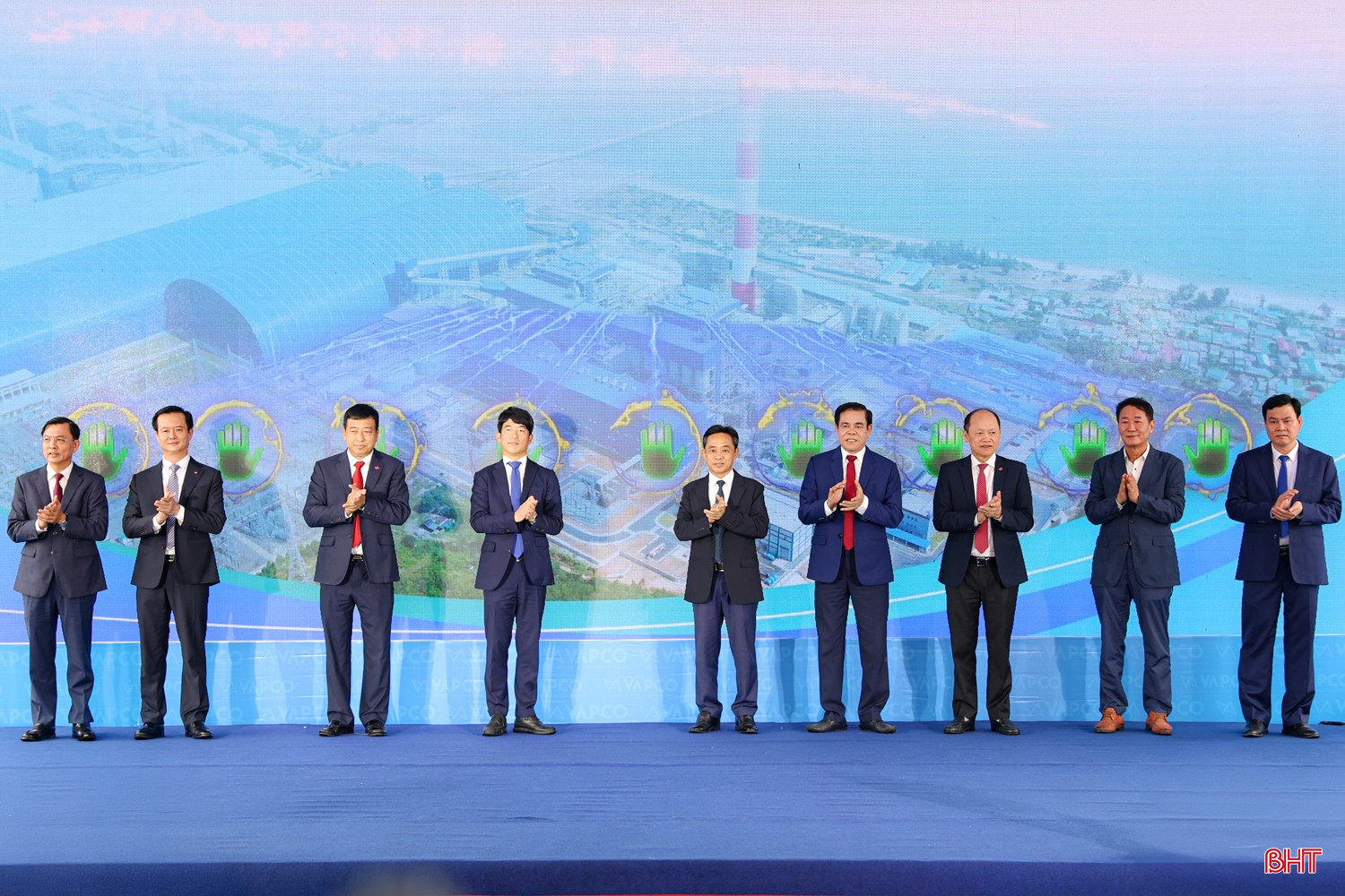 ... thực hiện nghi thức khánh thành Tổ máy số 1 Nhà máy Nhiệt điện Vũng Áng II. bqbht_br_img-2049.jpg