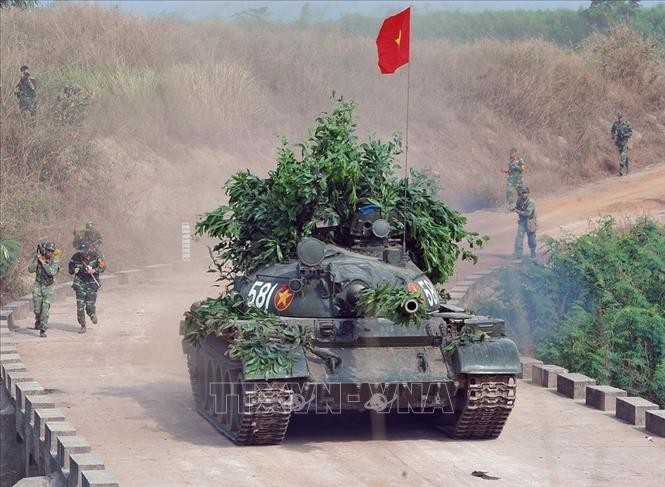 Xe tăng cùng bộ binh Binh đoàn Cửu Long huấn luyện tấn công đánh phá mục tiêu của địch. Ảnh: Trọng Đức/TTXVN