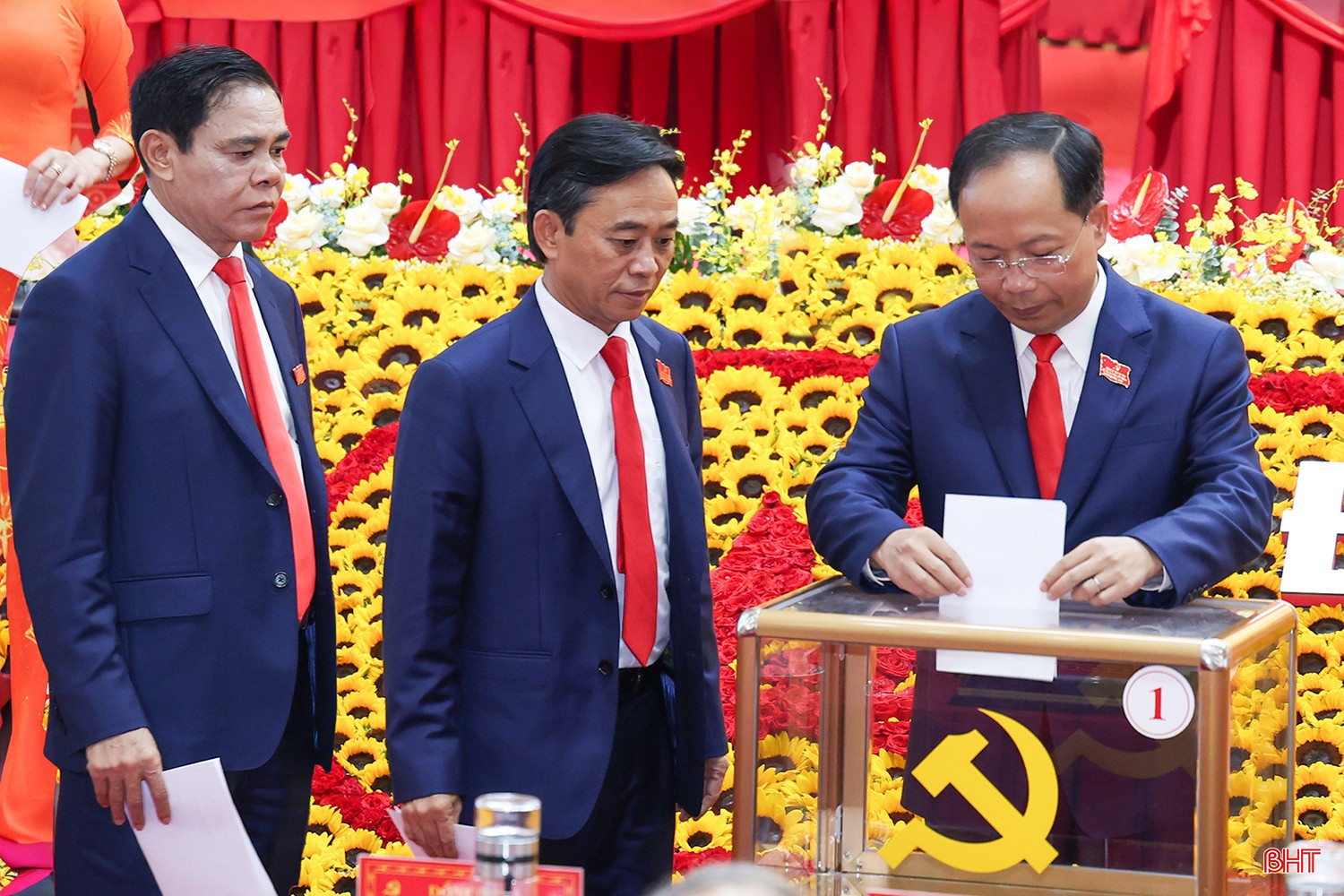 Các đồng chí Thường trực Tỉnh ủy nhiệm kỳ 2020-2025 bỏ phiếu bầu Ban Chấp hành nhiệm kỳ mới. bqbht_br_bo-phieu-2.jpg