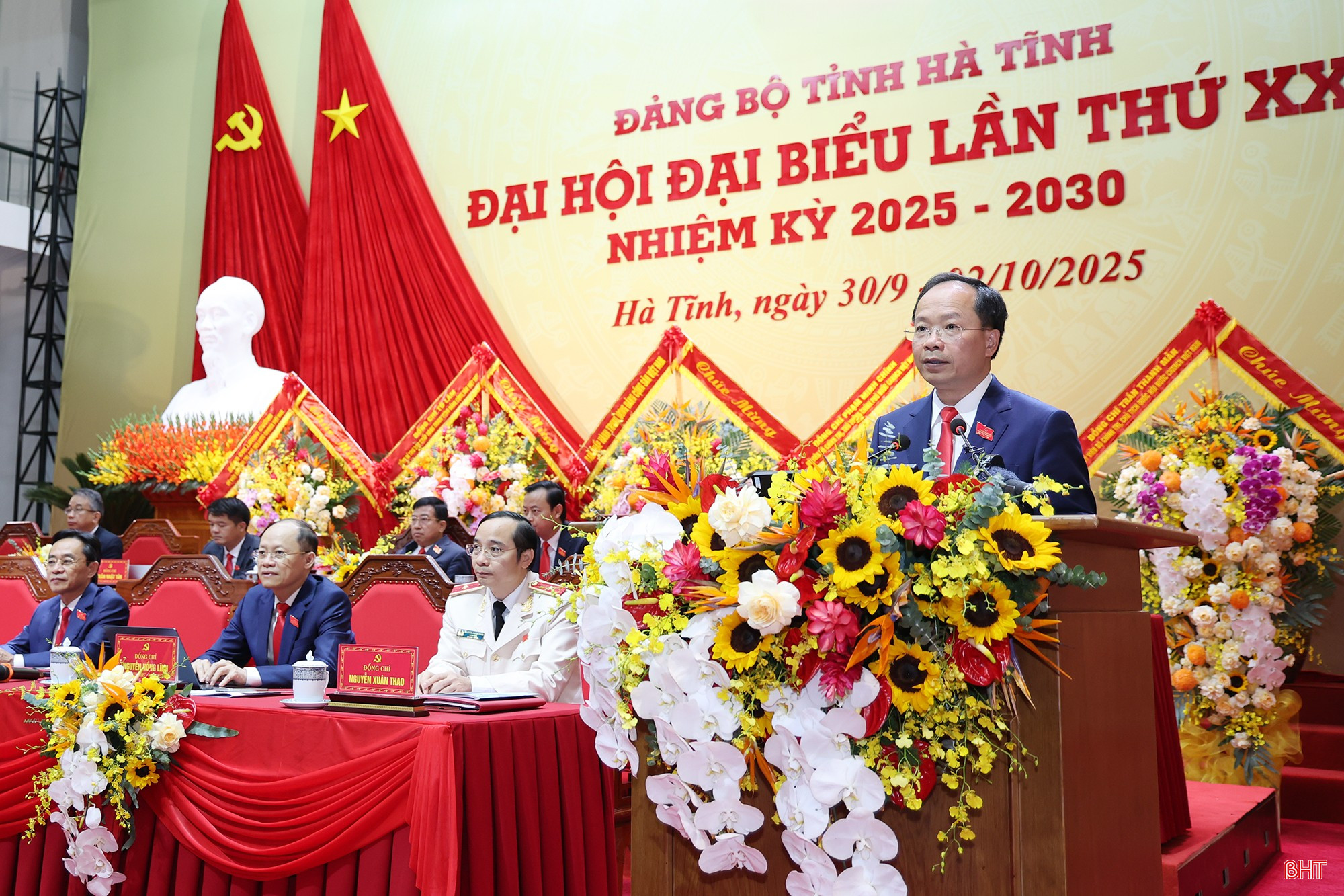Đồng chí Nguyễn Duy Lâm - Bí thư Tỉnh ủy trình bày tóm tắt Báo cáo chính trị tại Đại hội. bqbht_br_bi-thu-doan-chu-tich.jpg