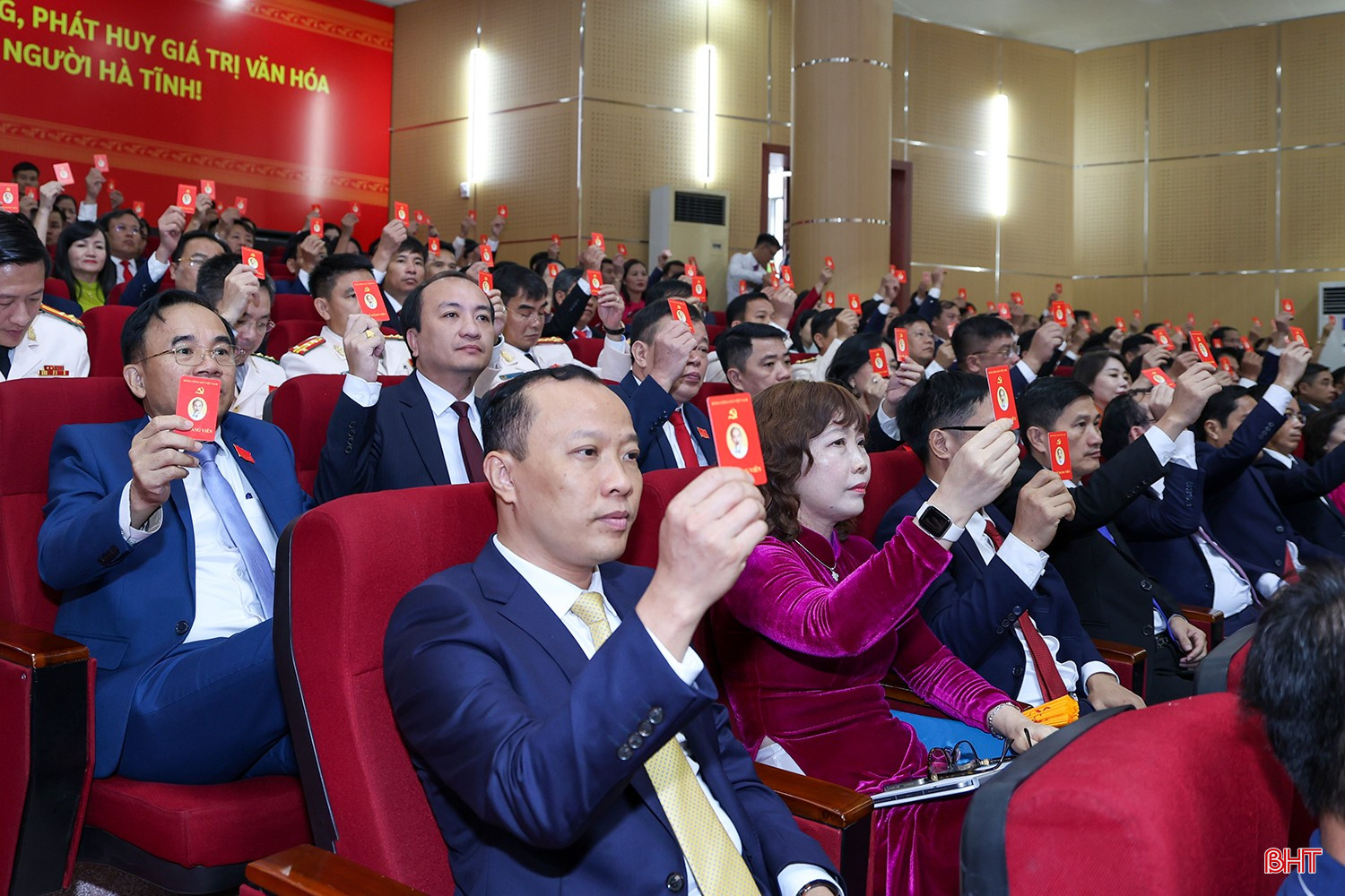 Đại biểu biểu quyết thông qua các nội dung xin ý kiến tại Đại hội. bqbht_br_bieu-quyet.jpg