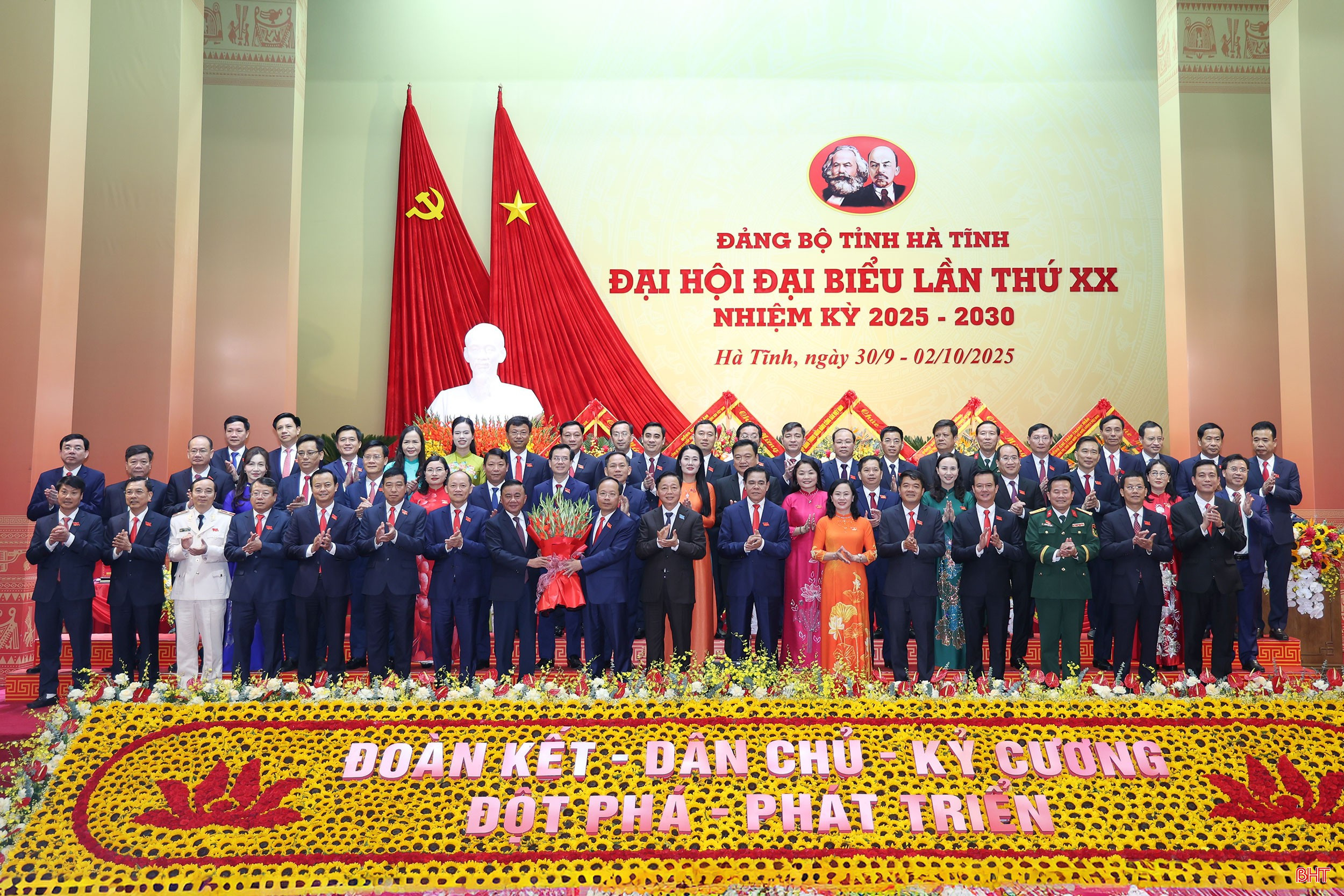 Lãnh đạo Đảng, Nhà nước tặng hoa chúc mừng Ban Chấp hành Đảng bộ tỉnh Hà Tĩnh khóa XX nhiệm kỳ 2025 - 2030. bqbht_br_bch.jpg