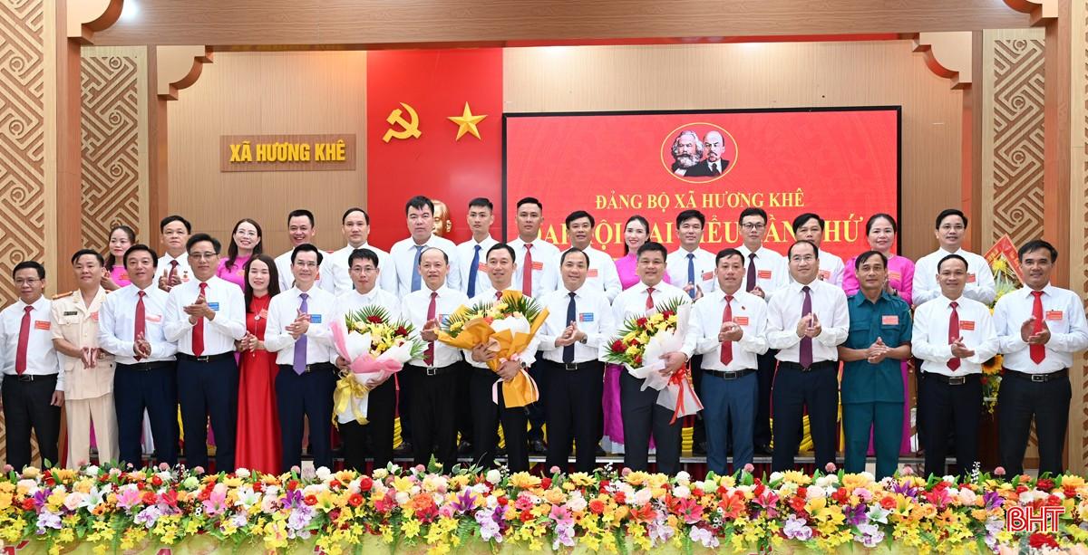 Đồng chí Hoàng Trung Dũng – Ủy viên Trung ương Đảng, Tổng Biên tập Tạp chí Cộng sản và lãnh đạo tỉnh tặng hoa chúc mừng BCH xã Hương Khê nhiệm kỳ 2025 - 2030. bqbht_br_dsc-2027.jpg