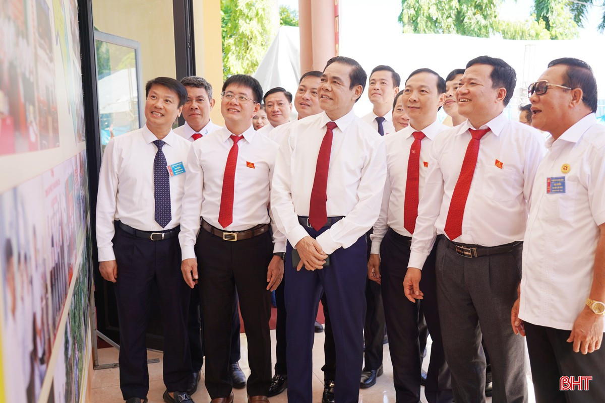 Chủ tịch UBND tỉnh Võ Trọng Hải và các đại biểu tham quan trưng bày thành tựu địa phương bên lề đại hội. bqbht_br_dsc05735.jpg
