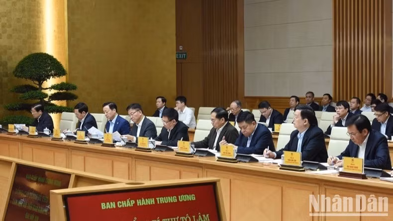 Các đồng chí lãnh đạo là thành viên Tiểu ban Kinh tế-Xã hội tham dự cuộc làm việc. (Ảnh: TRẦN HẢI)