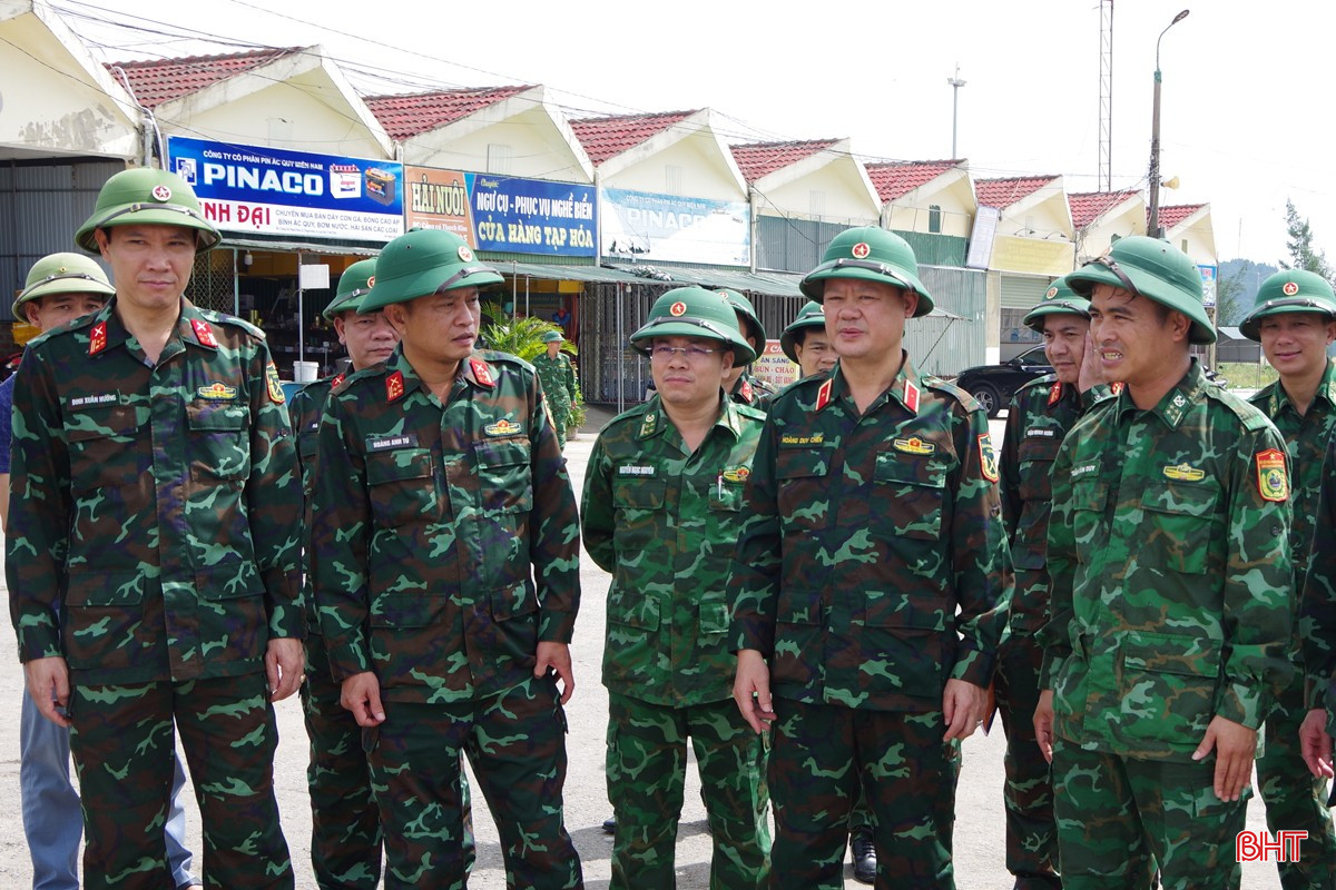 Thiếu tướng Hoàng Duy Chiến - Phó Tư lệnh Quân khu 4 cùng đoàn công tác đi kiểm tra công tác ứng phó bão số 5 tại khu vực cảng cá và khu neo đậu tránh trú bão Cửa Sót, xã Lộc Hà (Hà Tĩnh). bqbht_br_1.jpg