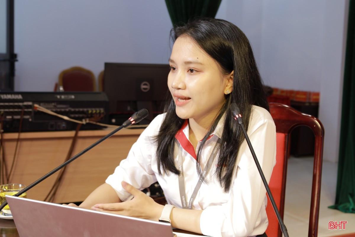Chị Lê Thị Quỳnh Trang - cán bộ Viettel hướng dẫn sử dụng phần mềm Điều hành tác nghiệp trong các cơ quan Đảng. bqbht_br_img-1011.jpg