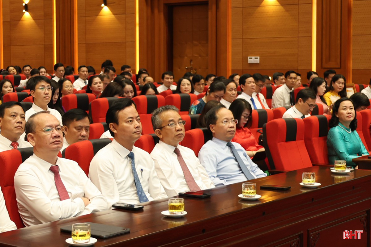 Bí thư Tỉnh ủy Nguyễn Duy Lâm, lãnh đạo các ban Đảng Tỉnh ủy và cán bộ, công chức Cơ quan Tỉnh ủy tham dự buổi lễ. bqbht_br_img-2510.jpg