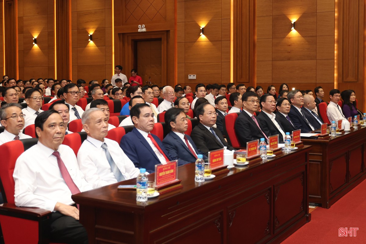 Các đồng chí: Vũ Hồng Thanh - Phó Chủ tịch Quốc hội, Phan Văn Mãi - Chủ nhiệm Ủy ban Kinh tế và Tài chính của Quốc hội, Nguyễn Thanh Bình - Chủ tịch Hội Người cao tuổi Việt Nam; các đồng chí lãnh đạo, nguyên lãnh đạo tỉnh Hà Tĩnh và các đại biểu tham dự buổi lễ. bqbht_br_img-9723.jpg