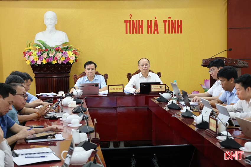 Phó Chủ tịch Thường trực UBND tỉnh Nguyễn Hồng Lĩnh và lãnh đạo Sở Nông nghiệp và Môi trường điều hành tại điểm cầu Hà Tĩnh. bqbht_br_img-0375.jpg