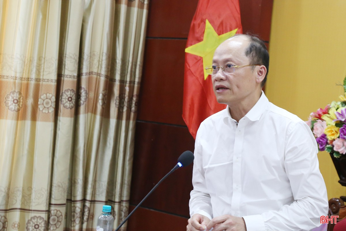 Phó Chủ tịch Thường trực UBND tỉnh Nguyễn Hồng Lĩnh báo cáo công tác ứng phó với bão của Hà Tĩnh. bqbht_br_4.jpg