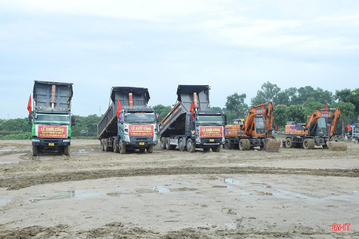 Phương tiện sẵn sàng cho lễ động thổ Dự án xây dựng khu tái định cư tại thôn Liên Vinh - phường Hà Huy Tập, tỉnh Hà Tĩnh. bqbht_br_c79be7dfe003685d3112.jpg
