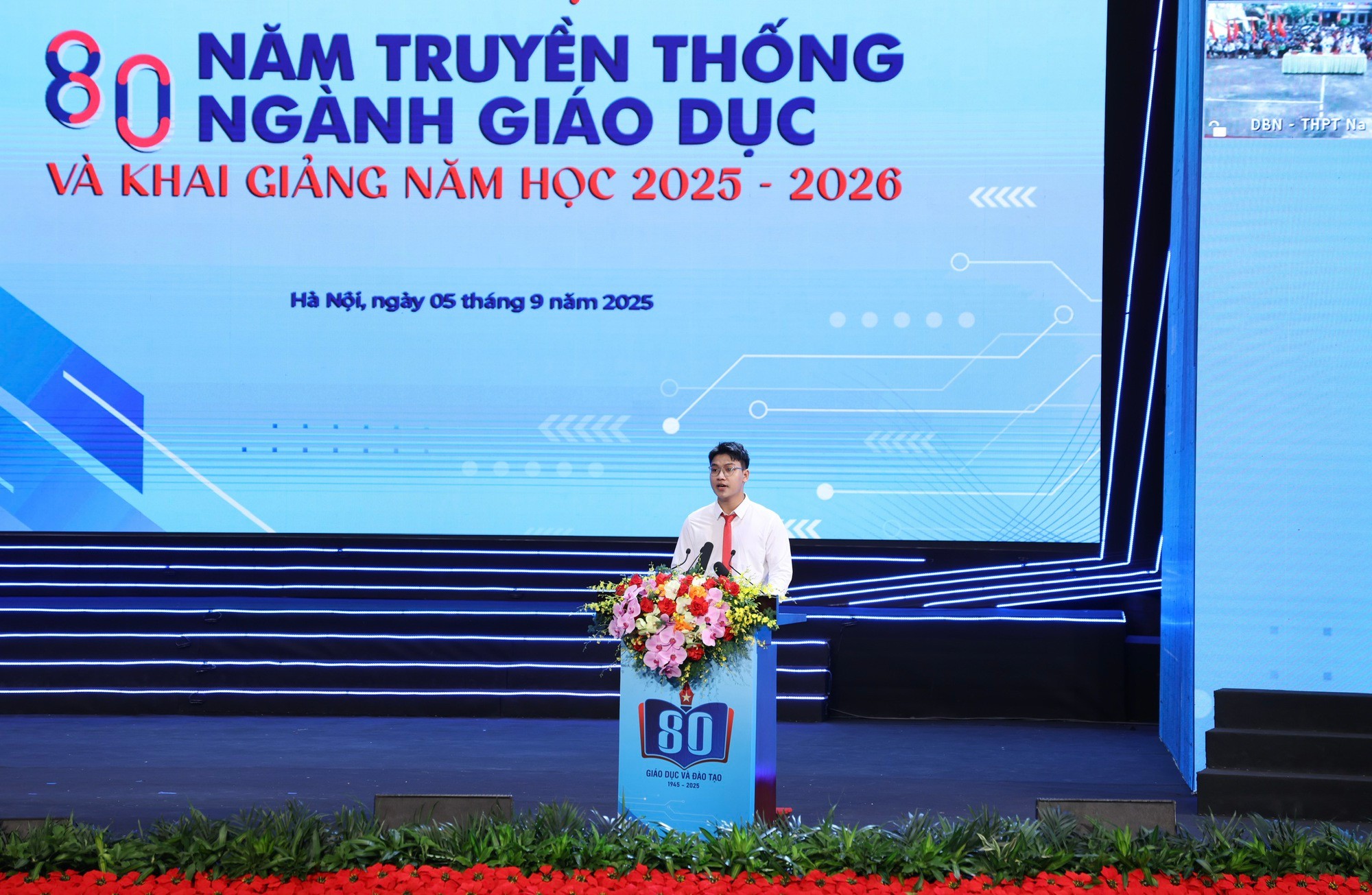 Em Kiều Tuấn Định, sinh viên khóa 67 ngành Bán dẫn, Đại học Bách Khoa Hà Nội, đại diện cho toàn thể các em học sinh, sinh viên trong cả nước, phát biểu - Ảnh: VGP/Đức Tuân. hs.jpg