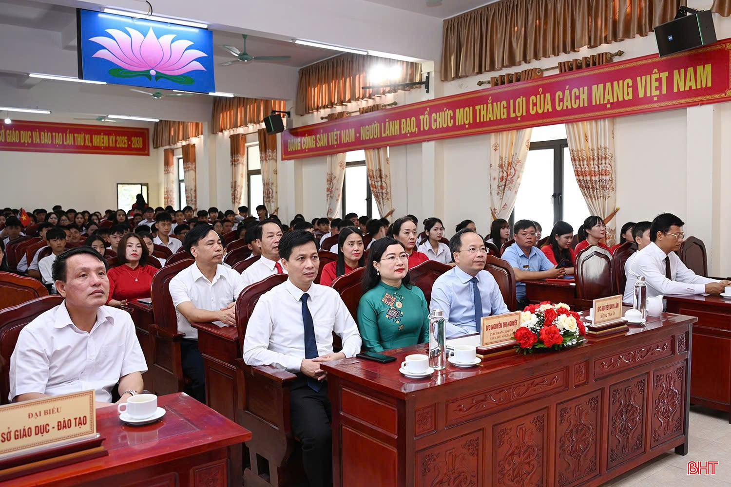 Bí thư Tỉnh ủy Nguyễn Duy Lâm và các đại biểu tham dự Lễ khai giảng tại điểm cầu Trung tâm Giáo dục thường xuyên tỉnh. Bí thư Tỉnh ủy Nguyễn Duy Lâm và các đại biểu tham dự Lễ khai giảng tại điểm cầu Trung tâm Giáo dục thường xuyên tỉnh.