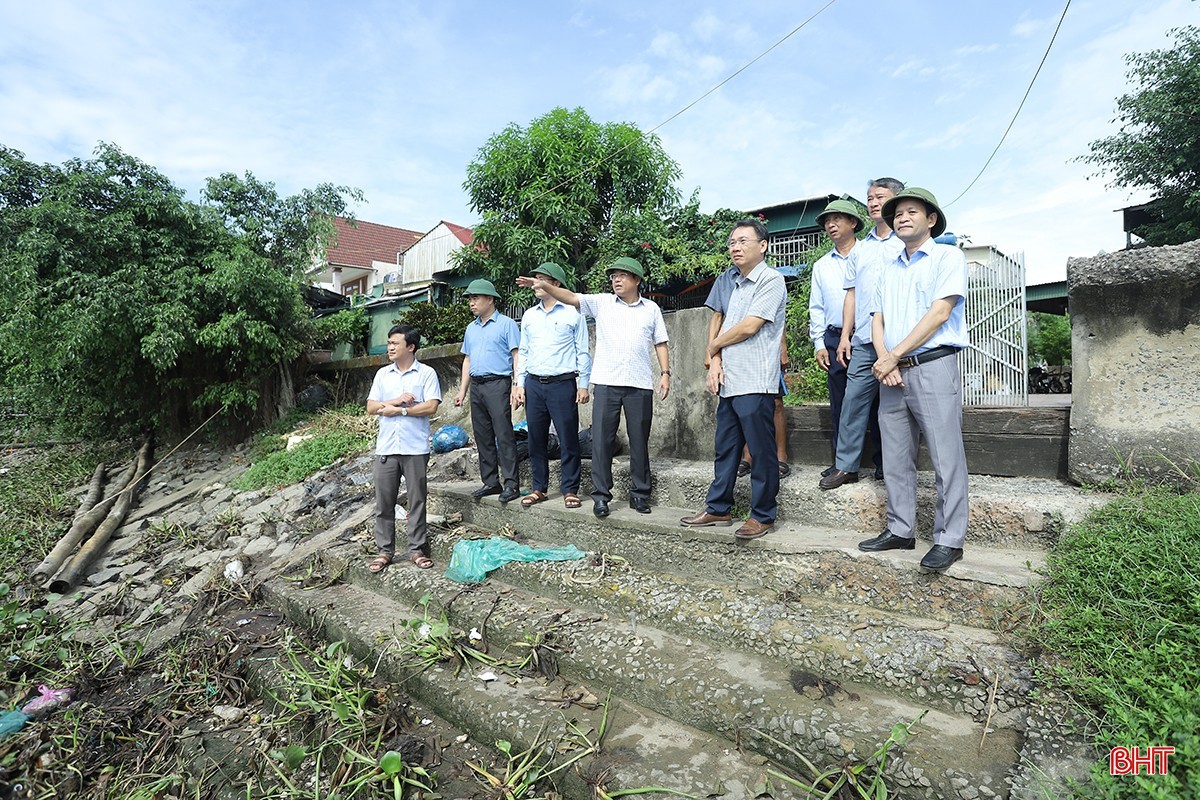 Sáng 23/8, Phó Chủ tịch UBND tỉnh Dương Tất Thắng – Phó Trưởng ban PCTT&TKCN tỉnh cùng đoàn công tác đi kiểm tra công tác ứng phó bão số 5 tại các xã: Thạch Hà, Việt Xuyên, Lộc Hà, Toàn Lưu, Thạch Xuân, Đông Kinh, Mai Phụ và Hồng Lộc. image-1.jpg