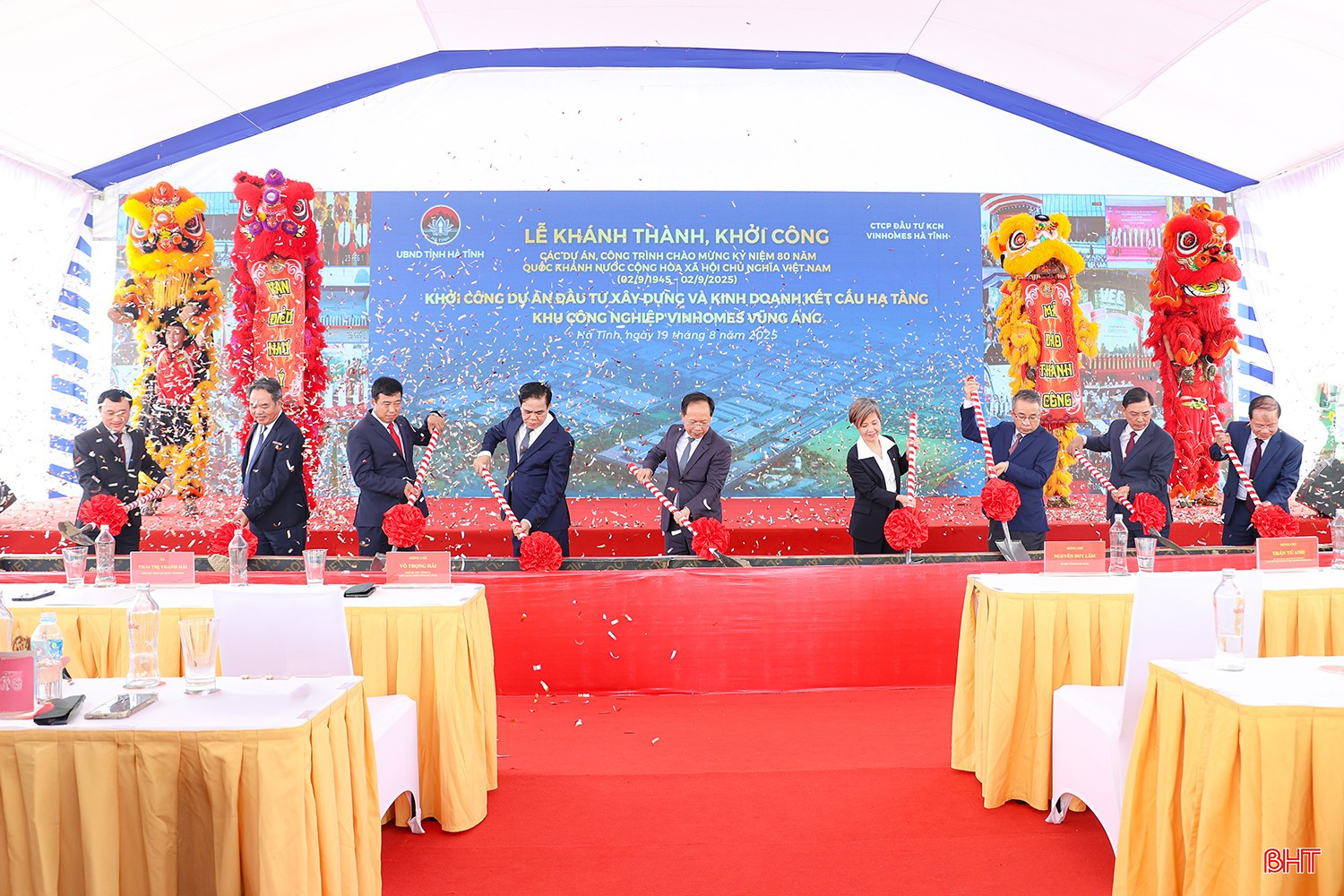 Bí thư Tỉnh ủy Nguyễn Duy Lâm, Chủ tịch UBND tỉnh Võ Trọng Hải và các đại biểu thực hiện nghi thức khởi công dự án. bqbht_br_aimg-9498.jpg