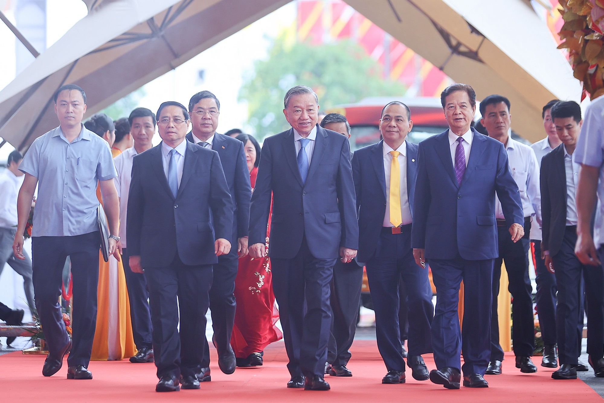 Tổng Bí thư Tô Lâm, Thủ tướng Chính phủ Phạm Minh Chính, nguyên Thủ tướng Chính phủ Nguyễn Tấn Dũng cùng các đại biểu tới dự lễ khởi công, khánh thành 250 công trình - Ảnh: VGP/Nhật Bắc tbt-1755571359419160914355.jpg
