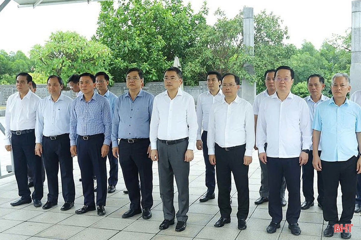 Đồng chí Lê Minh Hưng và đoàn dâng hương tại Khu mộ cố Tổng Bí thư Hà Huy Tập tại xã Cẩm Hưng. bqbht_br_fd65f2e04c5efa00a34f.jpg