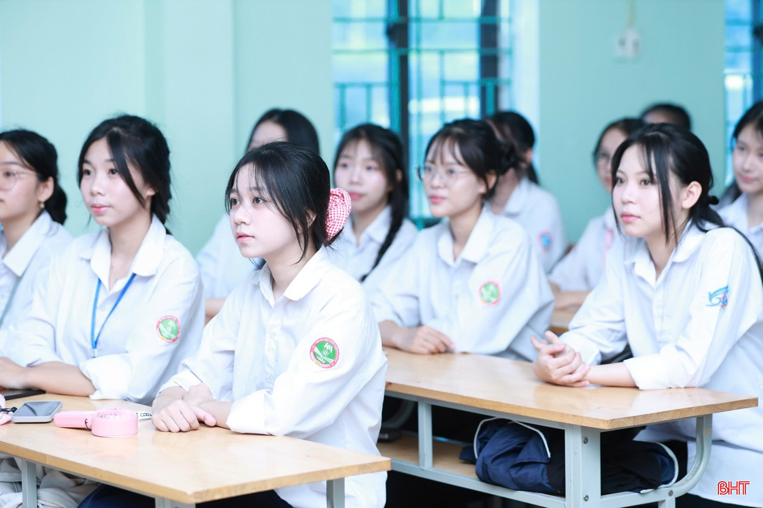 Học sinh Trường THPT Kỳ Anh (phường Sông Trí) theo dõi lễ khai giảng trực tuyến. bqbht_br_6bb9425d636fe831b17e.jpg
