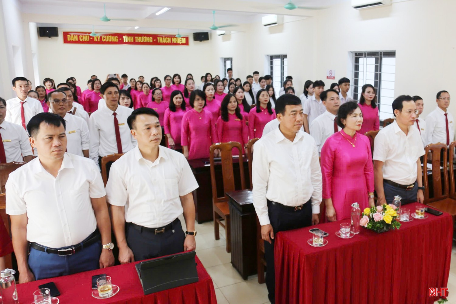 Phó Chủ tịch Thường trực HĐND tỉnh Trần Tú Anh và các đại biểu dự lễ khai giảng tại Trường THPT Nguyễn Du (xã Tiên Điền) bqbht_br_6ba6d5fb02c68998d0d7.jpg