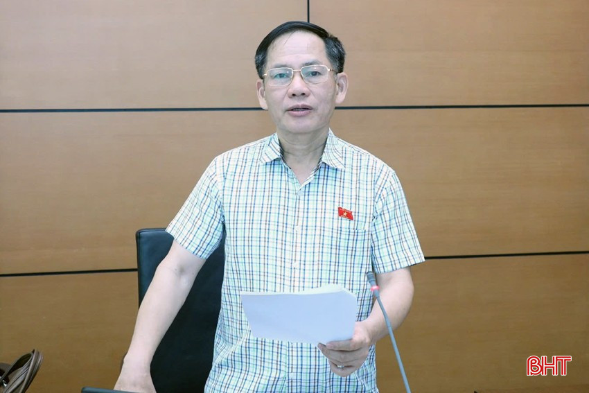 Phó Trưởng đoàn chuyên trách ĐBQH tỉnh Trần Đình Gia đề nghị quy định rõ cơ chế kiểm tra, đánh giá và kiểm định chất lượng công trình sau khi hoàn thành, đảm bảo chất lượng nhà ở xã hội. bqbht_br_z6623483448687-8f6dee8fd37f88694835c968c0403554-sao-chep.jpg