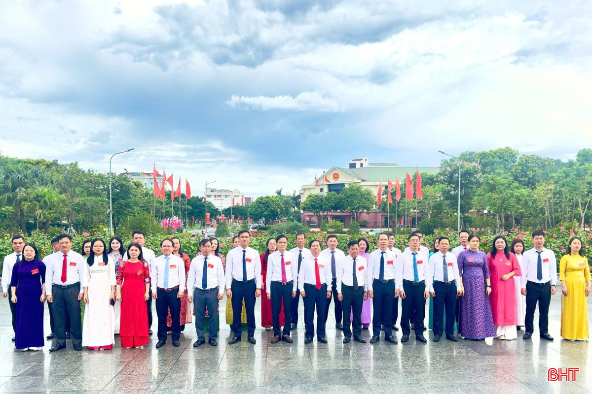 Trước phiên họp trù bị chiều 17/6, đoàn đại biểu đã đến dâng hương tưởng niệm Chủ tịch Hồ Chí Minh tại Khu lưu niệm Bác Hồ về thăm Hà Tĩnh ở TP Hà Tĩnh. bqbht_br_f0878fb4afd2188c41c3.jpg