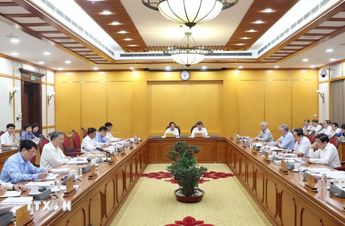 Bộ Chính trị, Ban Bí thư họp triển khai thực hiện sắp xếp tổ chức bộ máy của hệ thống chính trị dưới sự chủ trì của Tổng Bí thư Tô Lâm. (Ảnh: Thống Nhất/TTXVN) ttxvn-bo-chinh-tri-ban-bi-thu-ho-1.jpg