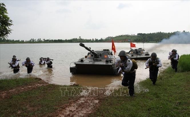 Lực lượng tăng thiết giáp và bộ binh luyện tập hiệp đồng chiến đấu. Ảnh: Trọng Đức/TTXVN