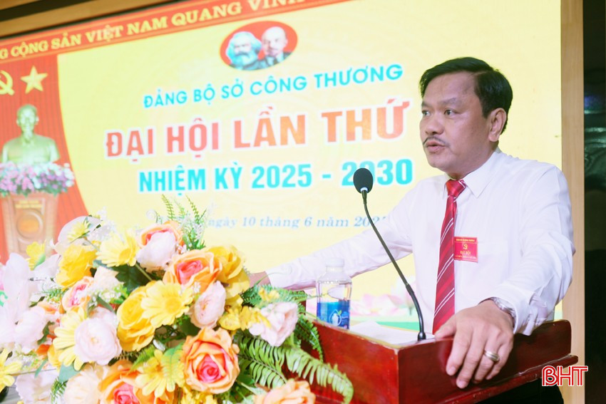 สหายเหงียน ดินห์ ควาย เลขาธิการพรรคแผนกบริหารจัดการตลาดห่าติ๋ญ กล่าวสุนทรพจน์ในการประชุม bqbht_br_dsc00910.jpg