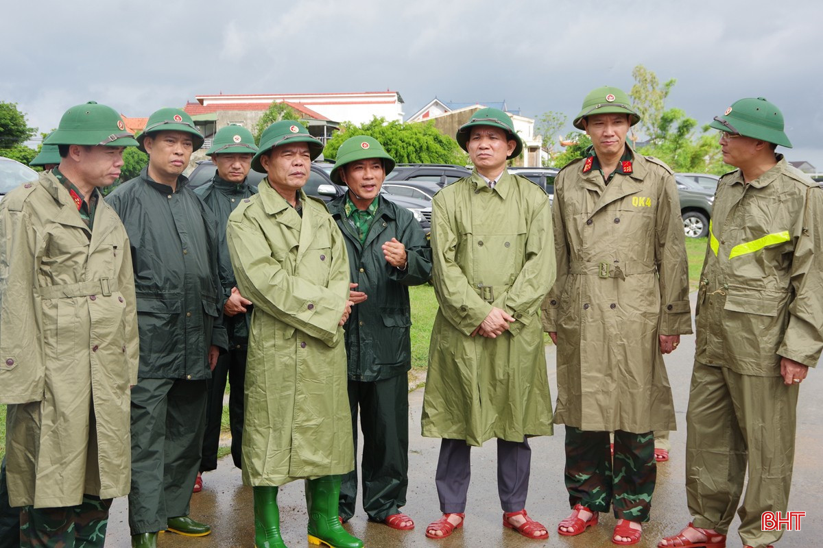 Thiếu tướng Lê Hồng Nhân - Phó Tư lệnh, Tham mưu trưởng Bộ Tư lệnh Quân khu 4 kiểm tra công tác phòng chống, ứng phó với bão số 10 tại khu vực âu tàu cảng cá Xuân Hội. bqbht_br_1.jpg
