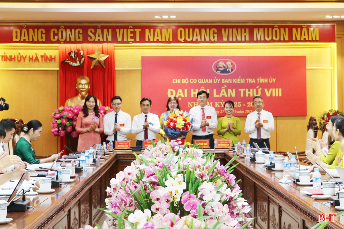 Các đồng chí lãnh đạo tỉnh tặng hoa chúc mừng Ban Chấp hành Chi bộ cơ quan Ủy ban Kiểm tra Tỉnh ủy nhiệm kỳ 2025 - 2030. bqbht_br_tang-bch.jpg