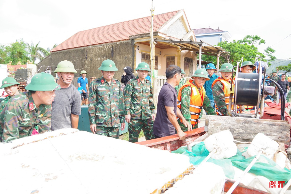 Đại tá Hoàng Anh Tú - Phó Chỉ huy trưởng, Tham mưu trưởng Bộ CHQS tỉnh kiểm tra, động viên các lực lượng giúp dân xã Kỳ Xuân di dời thuyền bè đến nơi tránh trú an toàn. bqbht_br_imgp4385.jpg
