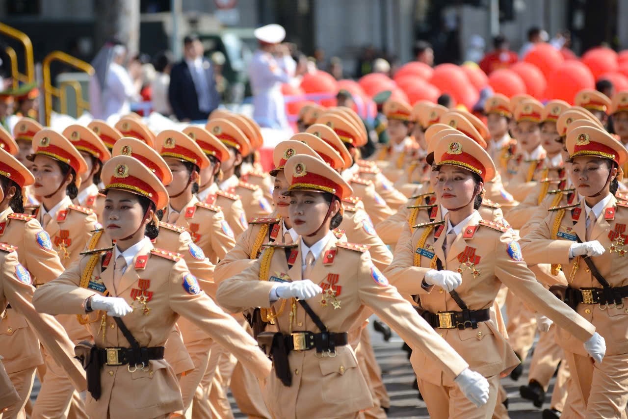 Khối nữ cảnh sát giao thông.