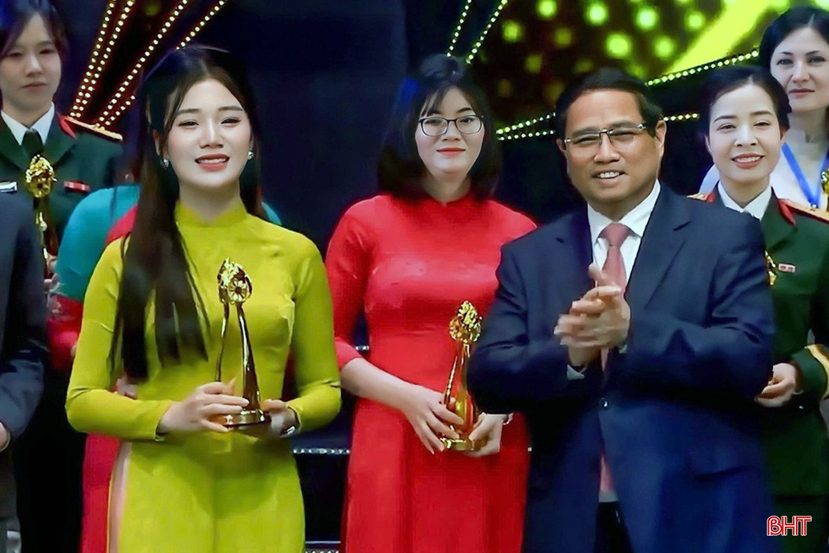 Thủ tướng Chính phủ Phạm Minh Chính trao Giải Vàng Liên hoan Truyền hình toàn quốc lần thứ 42 cho phim tài liệu "Trả nợ rừng xanh" của tác giả Ngọc Khánh - Báo Hà Tĩnh. bqbht_br_z6670890663036-396b69f3ee6996ed71248f587847ecb4.jpg