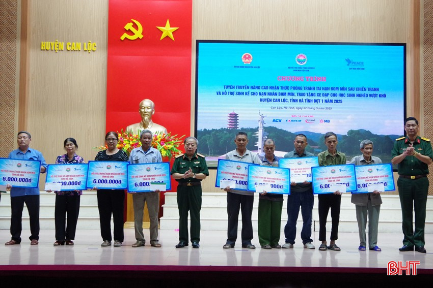 Chương trình trao hỗ trợ sinh kế cho nạn nhân bị tai nạn bom mìn. bqbht_br_3.jpg