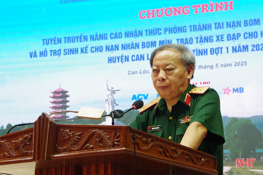 Trung tướng Phạm Ngọc Khóa - Phó Chủ tịch Thường trực Hội hỗ trợ khắc phục hậu quả bom mìn Việt Nam phát biểu tại chương trình. bqbht_br_5.jpg