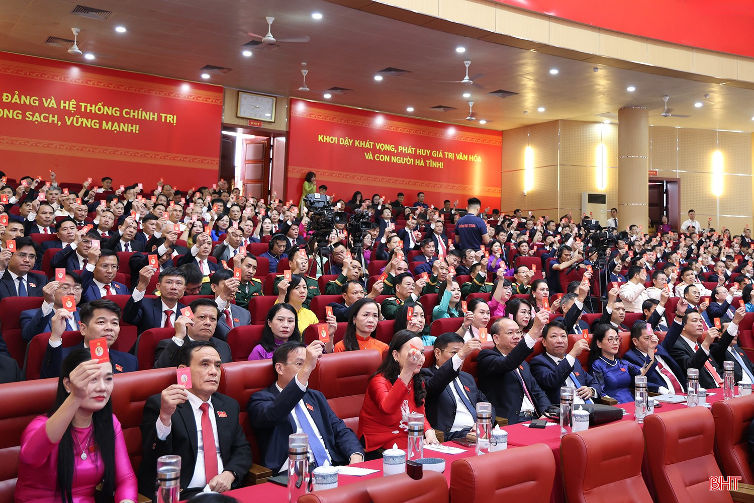 Đại biểu biểu quyết danh sách đại biểu dự Đại hội XIV của Đảng. bqbht_br_bieu-quyet.jpg