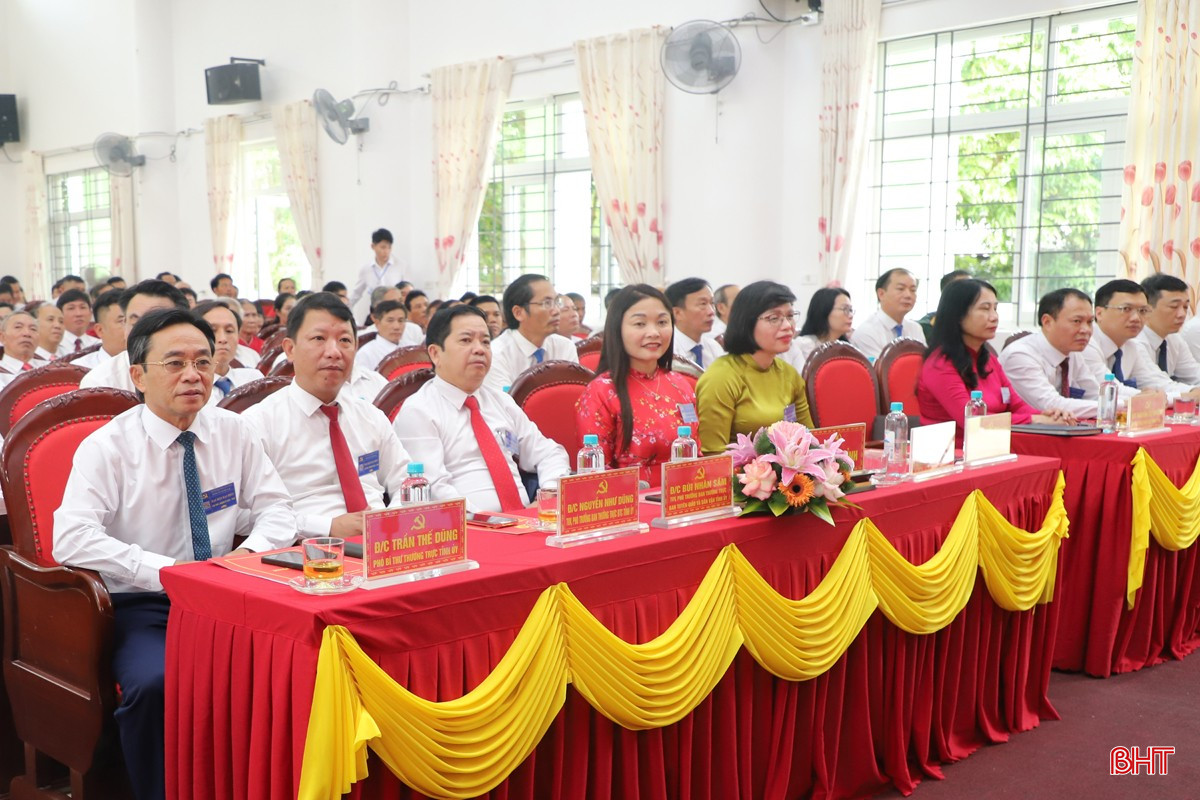 Phó Bí thư Thường trực Tỉnh ủy Trần Thế Dũng và các đại biểu tham dự đại hội. bqbht_br_4006.jpg