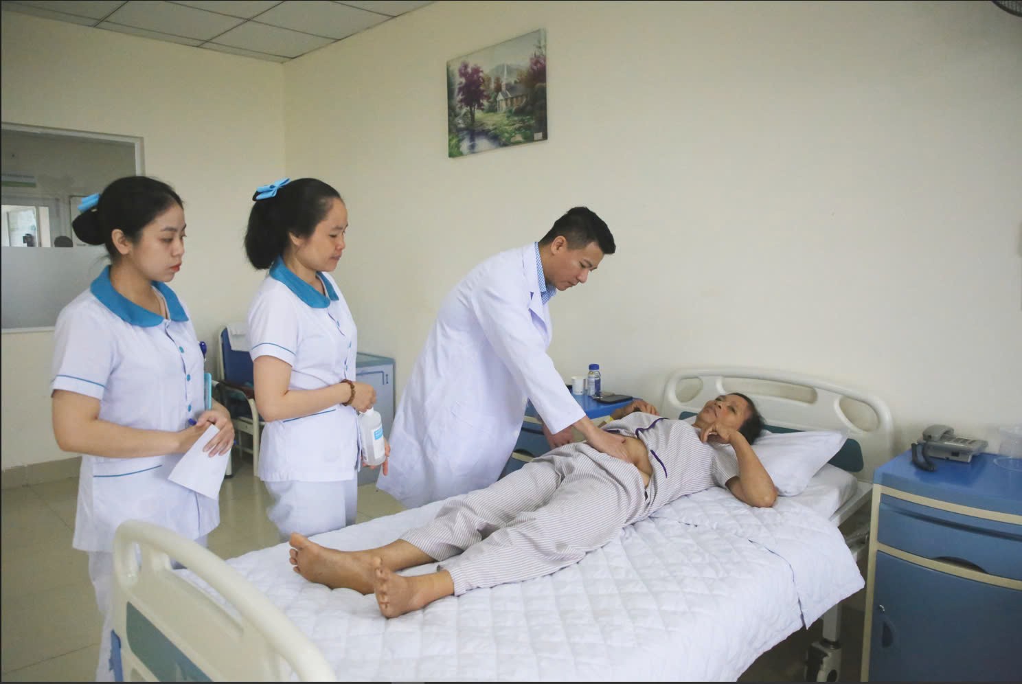Bác sĩ thăm khám cho người bệnh. 1.jpg