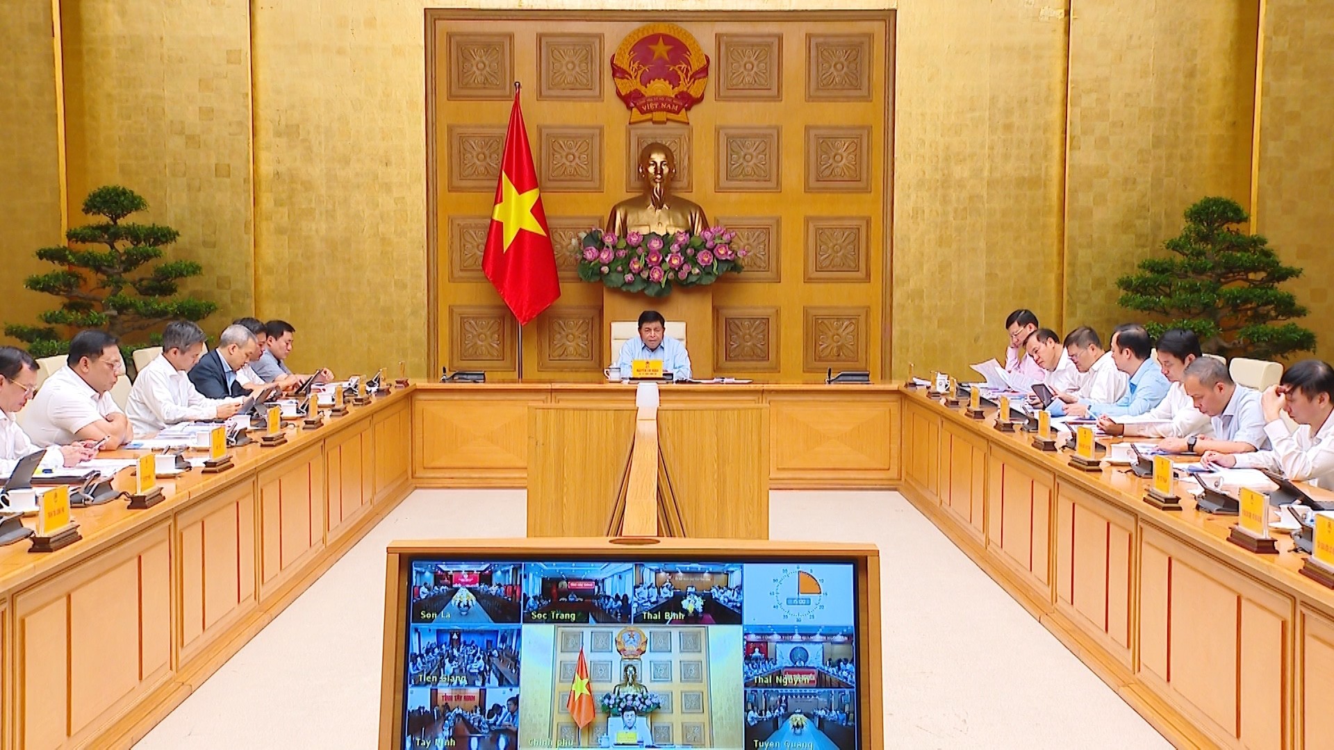 Phó Thủ tướng Nguyễn Chí Dũng chủ trì cuộc họp tại điểm cầu Chính phủ. Ảnh: VGP/Minh Ngọc 68748889e9625e3c0773-17510199918251654692643.jpg