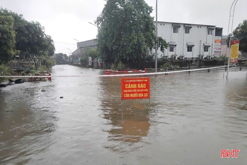 Ngập lụt cục bộ ở phường Kỳ Long (TX Kỳ Anh). bqbht_br_72eeae252cb998e7c1a8.jpg